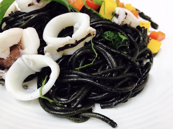 Unplug Beach Cafe Restaurant : สปาเก็ตตี้ซอสหมึกดำ สปาเก็ตตี้ครีมซอสกุ้ง