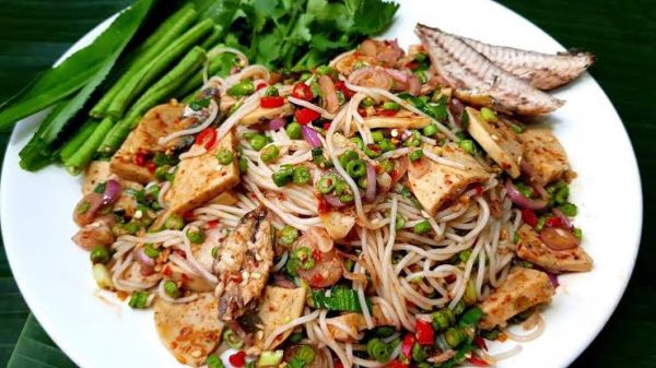 ยำขนมจีนปลาทูหมูยอ (ครัวยาใจ)