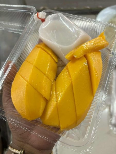 ข้าวเหนียวมะม่วง(วีนาขนมไทย ชุมชนชากแง้ว)