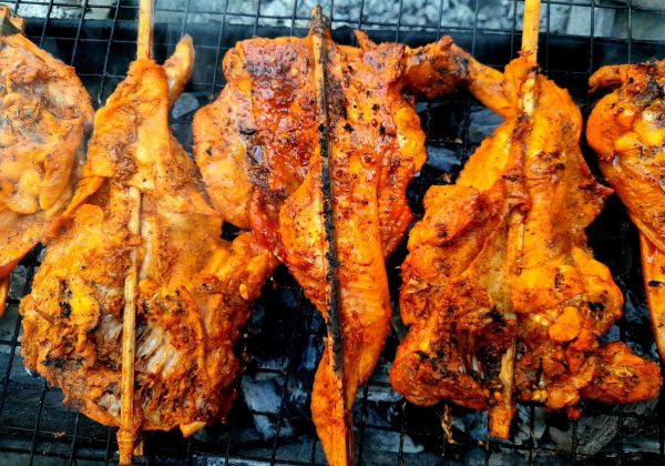 ปีกไก่ย่าง(ไก่ย่างลุงหยอยเจ้าเก่า ตลาดหนองมน)